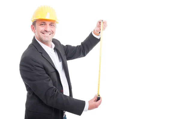 Arquitecto sonriente posando midiendo con cinta de regla —  Fotos de Stock