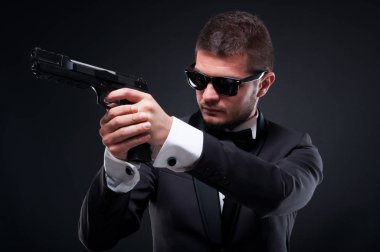 Saldırgan silahlı tabanca, onun hedefi amaçlayan