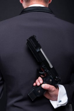 Suç gangster sırtında tabanca tutan