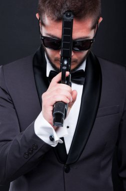 Gangster erkek silah ile şık elbiseli 