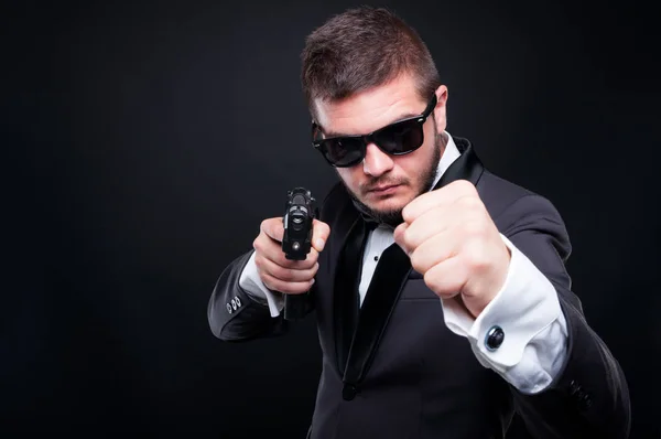 Male gangster punching and killing somebody — Stock Photo, Image