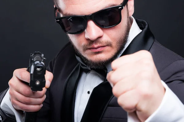 Närbild porträtt av våldsamma mördare med hand pistol — Stockfoto