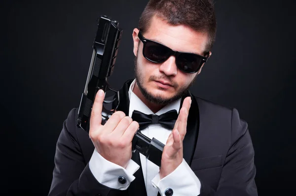 Portrait of handsome killer loading his pistol — Stock Photo, Image