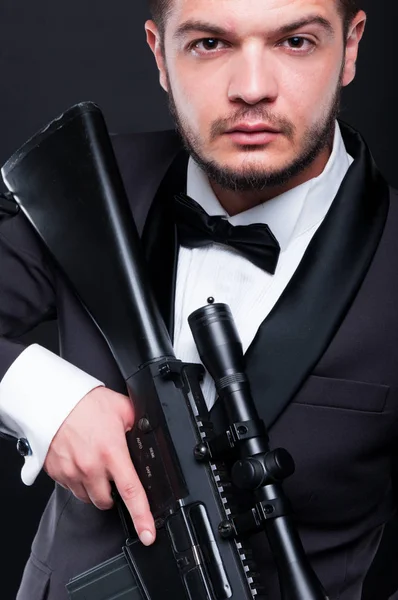Portret młody gangster gospodarstwa uzbrojony w karabin — Zdjęcie stockowe