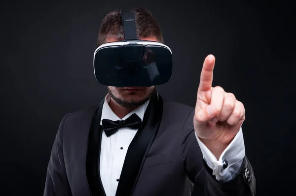 Joven hombre exclusivo con gafas VR —  Fotos de Stock