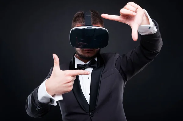 Guapo rico chico con realidad virtual glassess —  Fotos de Stock