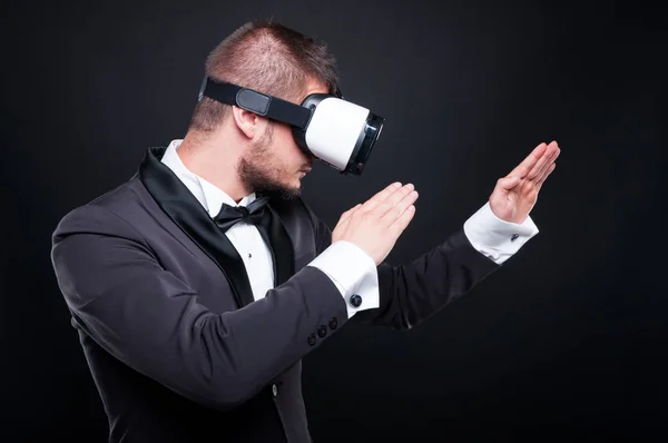 Joven jugador luchando en el mundo de la realidad virtual —  Fotos de Stock