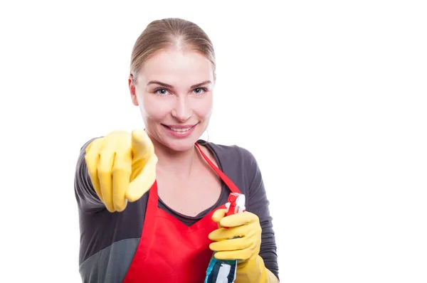 Houskeeper segurando spray de limpeza e sorrindo — Fotografia de Stock