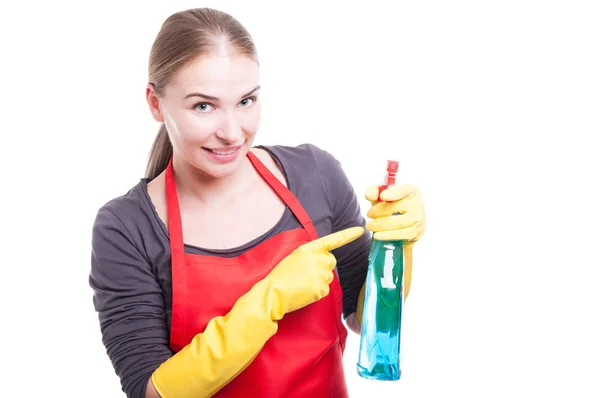 Governanta muito sorridente com spray de limpeza — Fotografia de Stock