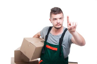 Taşıyıcı adam karton kutu el dokunmatik ekran