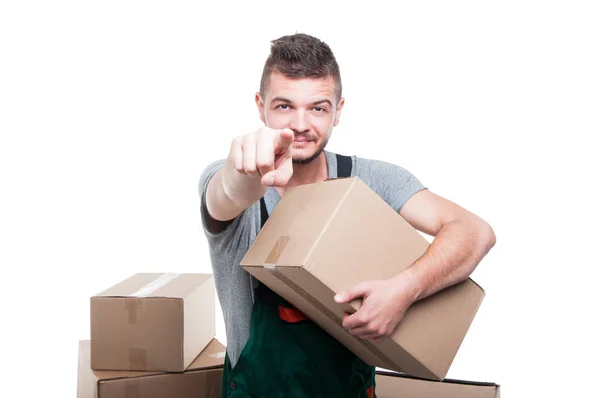 Mover guy holding cardboard box pointing camera — Stock Photo, Image