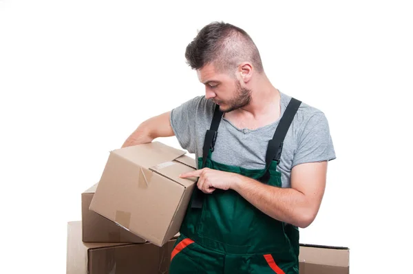 Bonito mover cara segurando e tocando caixa de papelão — Fotografia de Stock