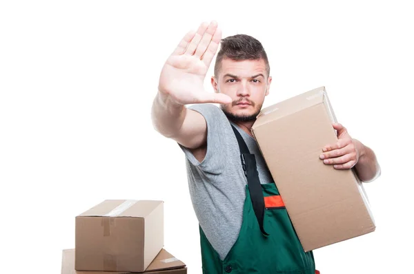 Mover cara segurando caixa de papelão mostrando parar gesto — Fotografia de Stock