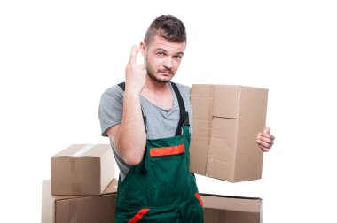 Taşıyıcı adam karton kutu gösteren parmak çarpı işareti