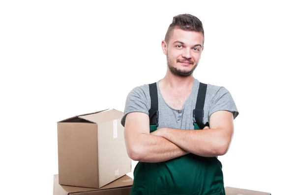 Bonito movedor cara posando com caixas de papelão ao redor — Fotografia de Stock