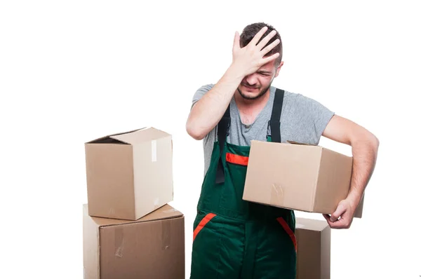 Mover uomo in possesso di scatola di cartone gesticolando errore — Foto Stock