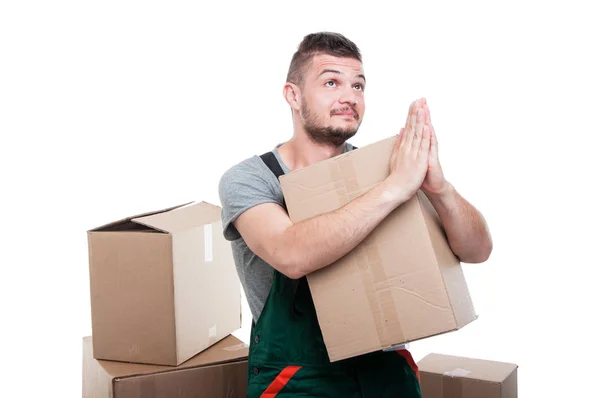 Mover guy holding cardboard box gesturing prayer — Stock Photo, Image