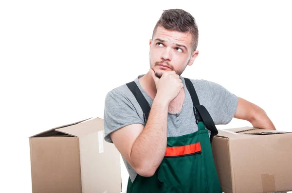 Mover guy holding cardboard box and thinking — Stock Photo, Image