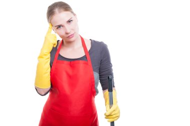 Bir şey düşünme ve bir süpürge tutan kahya