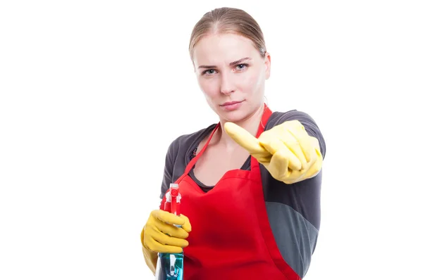Ernstige meid met het schoonmaken van de spray doen geen teken — Stockfoto