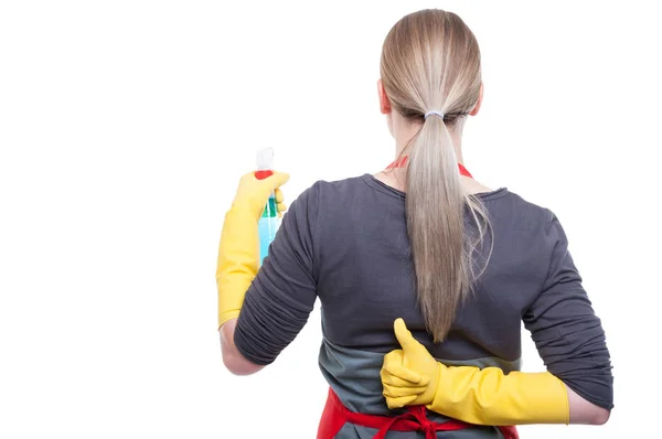 Dona de casa limpeza e mostrando polegar para cima — Fotografia de Stock