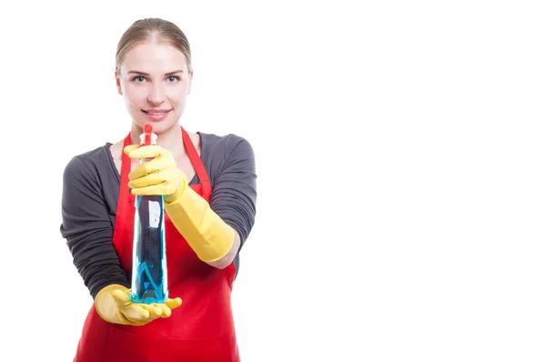 Hermosa mujer joven mostrando spray de limpieza en la cámara — Foto de Stock