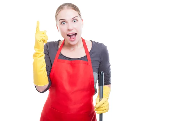 Jovem mulher limpador surpreso ou empregada doméstica — Fotografia de Stock