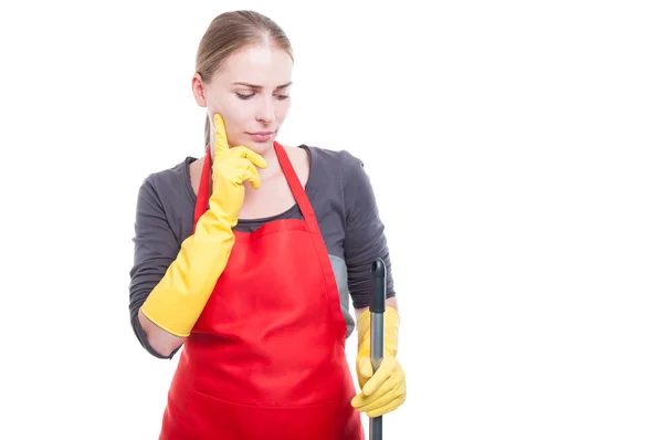 Pensive mulher mais limpa segurando uma vassoura — Fotografia de Stock