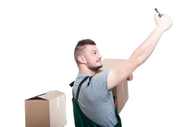 Taşıyıcı adam selfie alarak yan görünüm