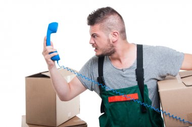 Karton kutu ve telefon ahizesi tutan deli taşıyıcı adam