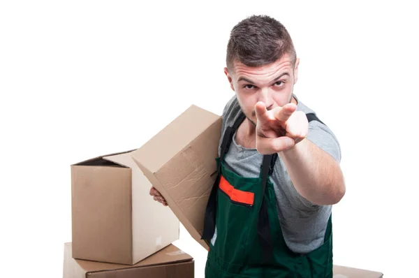 Verhuizer kerel bedrijf kartonnen doos maken kijken die u gebaar — Stockfoto