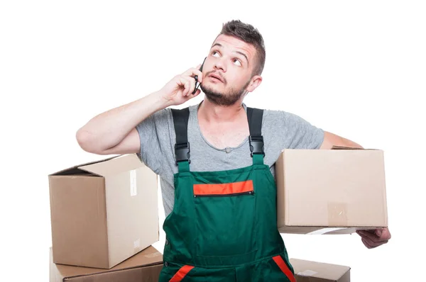 Mover guy holding cardboard box talking at phone — Stock Photo, Image