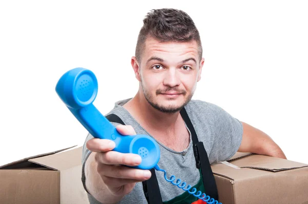 Mover man holding cardboard box handing telephone receiver — Stock Photo, Image