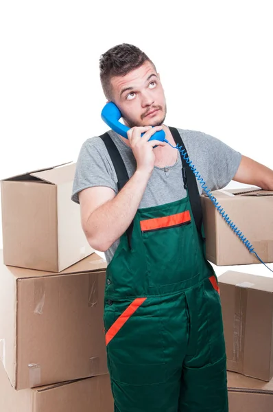 Mover uomo in possesso di scatola di cartone parlando al telefono — Foto Stock