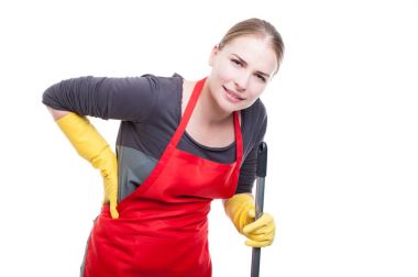 Genç hizmetçi temizlendikten sonra sırt ağrısı olması