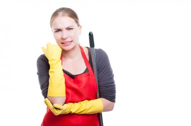 Hizmetçi dirsek ağrısı olan unifrom içinde