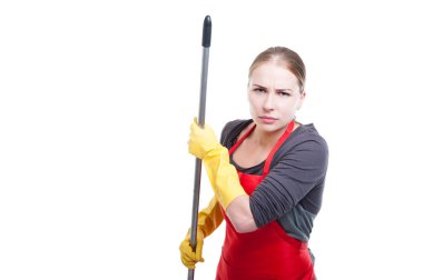 Süpürge mücadele ile kızgın genç hizmetçi