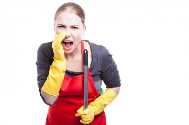 Beyaz temizlikçi kadın yüksek sesle bağırarak