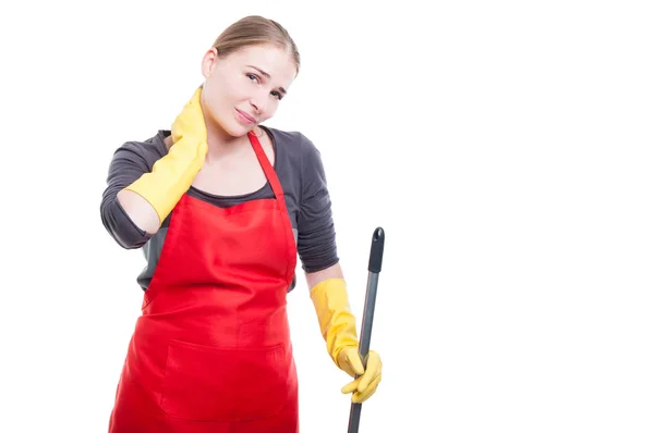 Vackra hushållerska med mopp eller kvast — Stockfoto