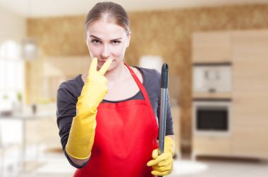 Güzel temizlikçi kadın gözleri üzerinize tutuyor