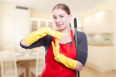 Kadın hizmetçi temizlik bir mola