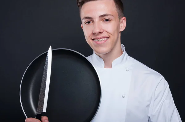 Портрет крупного плана красивого шеф-повара с кухонными принадлежностями — стоковое фото