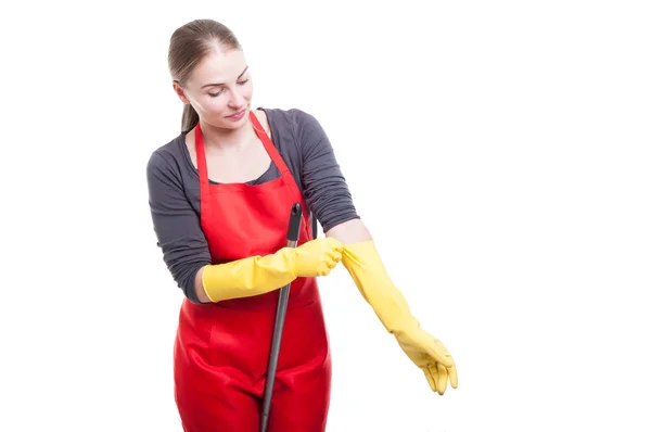 Limpiador de mujer con guantes de goma protectores — Foto de Stock