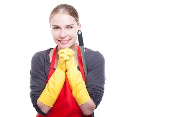 Hermosa ama de llaves emocionada con fregona de limpieza — Foto de Stock