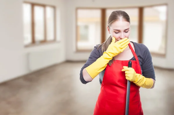 Bella cameriera con pulizia mocio all'interno della casa — Foto Stock