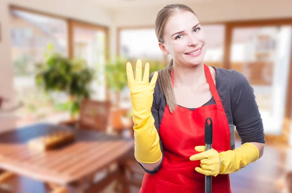 Hermosa esposa limpiando la casa alegremente —  Fotos de Stock