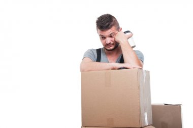 Taşıyıcı adam yorgun ve dalgın bakıyor çok ciddiyim