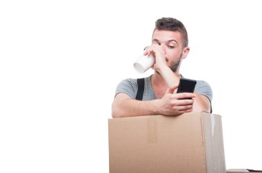 Taşıyıcı adam kutulara içme kahve ve manifatura