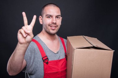 Taşıyıcı adam kutusu gösteren barış hareketi holding