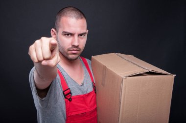 Taşıyıcı adam kutusunu işaretleme kamera tutarak